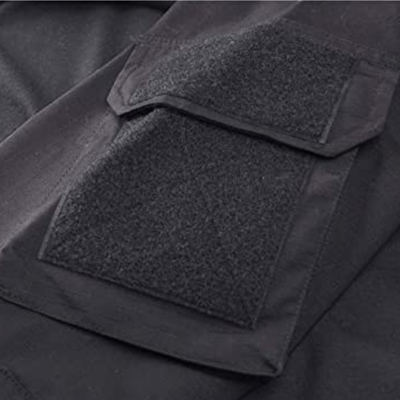 Chemise de combat grise avec poches sur les bras