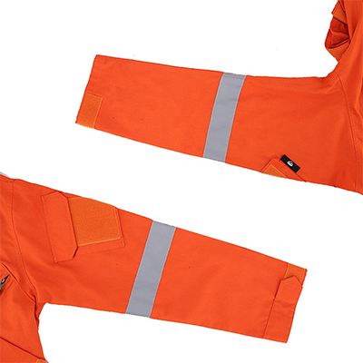 Matériau réfléchissant pour vêtements ignifuges