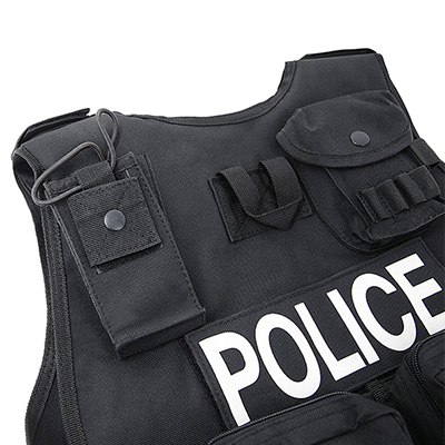 Détail du dos du gilet tactique de la police noire